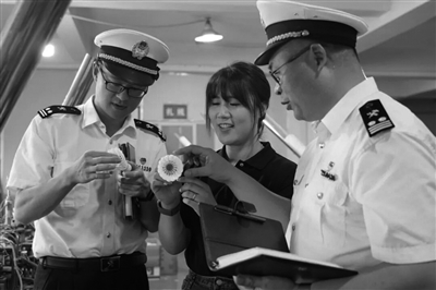 海关将该公, 人越来越多, 海关关员在 海关将该公, 人越来越多, 海关关员在